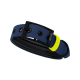 Ein blauer Hundehalsband mit einer schwarzen Schnalle und einem leuchtend gelben Akzent, mit dem Text "THE DOG IDEA" auf der Schnalle.
