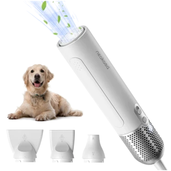 Ein Golden Retriever sitzt glücklich neben einem schlanken weißen Haustierpflegegerät mit einer Düse, das blaue und grüne Partikel ausstößt.