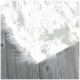 Flauschige weiße Haustierdecke auf einer Holzoberfläche, die ihre weiche Textur und gemütliche Erscheinung zeigt.