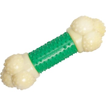 Ein grünes und cremefarbenes Hundekauspielzeug in Form eines Knochens, mit strukturierten Oberflächen und abgerundeten Enden, beschriftet mit "MYLABONE."