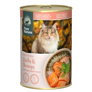 Dose Katzenfutter mit Lachs und Garnelen, beschriftet "Pure Nature," mit einem Foto der Zutaten auf der Seite und einer Katze im Hintergrund.