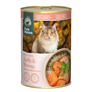 Dose Katzenfutter mit Lachs und Garnelen, beschriftet "Pure Nature," mit einem Foto der Zutaten auf der Seite und einer Katze im Hintergrund.