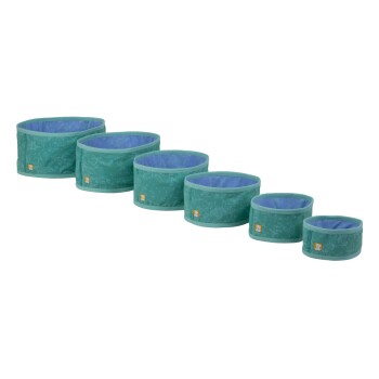 Set aus sechs türkisfarbenen Fressnäpfen für Haustiere mit einem hellblauen Innenraum, ausgestattet mit einem verspielten Muster und einem kleinen Logo an der Seite.