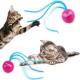 Zwei getigerte Katzen spielen mit pinken „Modern Cat“-Spielbällen mit blauen Bandtentakeln.
