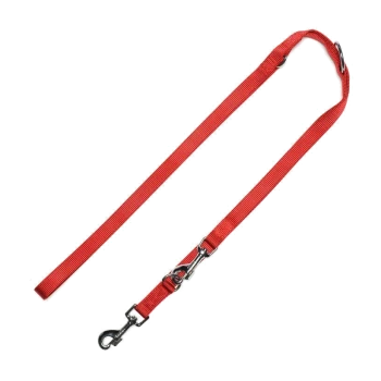 Rode nylon hondenriem met een metalen clip voor bevestiging, met een eenvoudig, duurzaam ontwerp.
