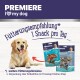 Ein Golden Retriever sitzt neben zwei Tüten PREMIERE Hundesnacks, mit einem Text, der 1 Snack pro Tag und zusätzliche Fütterungshinweise empfiehlt.