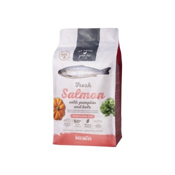 Bag of Red Mills "Fresh Salmon" cat food, grain-free with pumpkin & kale — sterilised cat formula, 80% meat content.