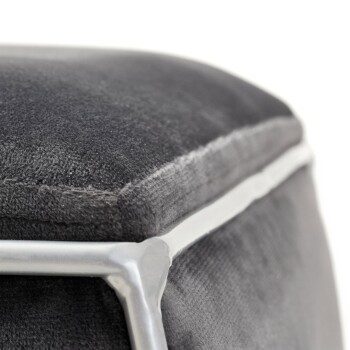 Nahaufnahme eines plüschigen, dunkelgrauen Haustierbettes mit einem eleganten silbernen Rahmen, das seine weiche Textur und modernes Design zeigt.