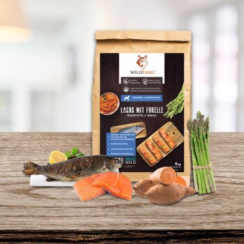 Premium-Haustierfuttertüte mit der Aufschrift "Lachs mit Forelle", die Fisch, Süßkartoffeln und Spargel auf einer Holzoberfläche zeigt.
