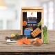 Premium-Haustierfuttertüte mit der Aufschrift "Lachs mit Forelle", die Fisch, Süßkartoffeln und Spargel auf einer Holzoberfläche zeigt.