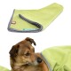 Ein kleiner Hund schaut aus einer weichen grünen Fleece-Decke. Der Text darüber sagt "EXTRA WEICH & KUSCHELIG," was seinen Komfort und seine Qualität hervorhebt.