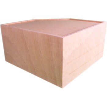 Eine schlichte Holzkiste mit einer glatten Oberfläche und scharfen Kanten, aus einem Winkel betrachtet, die die natürliche Holzmaserung zeigt.