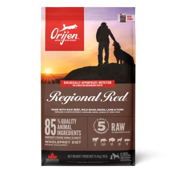 Een zak Orijen Regional Red hondenvoer met een zonsondergang achtergrond, met tekst over voeding en ingrediënten. Nettogewicht: 11,4 kg (25 lb).