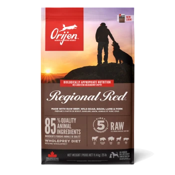 Eine Tüte Orijen Regional Red Hundefutter mit einem Sonnenuntergang im Hintergrund, die Text über Ernährung und Zutaten zeigt. Nettogewicht: 11,4 kg (25 lb).