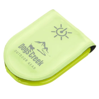 Ein leuchtend gelbes Haustierzubehör von DogsCreek, mit einem Berggrafik und einem Powersymbol, beschriftet mit "OUTDOOR GEAR."