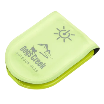 Un accessoire pour animaux de compagnie jaune vif de DogsCreek, présentant un graphique de montagne et un symbole de puissance, étiqueté "ÉQUIPEMENT D'EXTÉRIEUR".