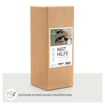 Braune Pappschachtel mit der Aufschrift "NIST HILFE FÜR MEHLSCHWALBEN" mit Bildern von Schwalben, die umweltfreundliche Symbole und Lieferinformationen zeigt.