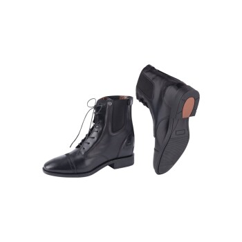 Schwarze Leder-Reitstiefel mit Schnürsenkeln und elastischen Seitenpaneelen, die eine polierte Zehenpartie und eine robuste Sohle zeigen.