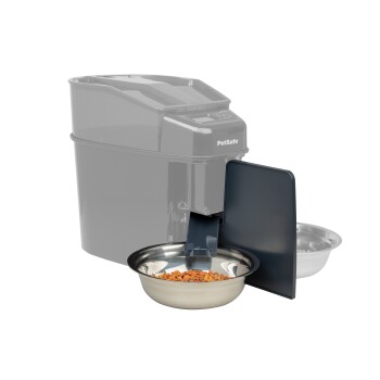 Automatischer Futterspender mit einem grauen Behälter, digitalem Bedienfeld und einer Edelstahlschüssel, gefüllt mit Tierfutter.