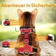 Nahaufnahme einer Katze in einem roten reflektierenden Geschirr mit sicheren Schnallen, vor einem verschwommenen Außenhintergrund. Text: "Abenteuer in Sicherheit."
