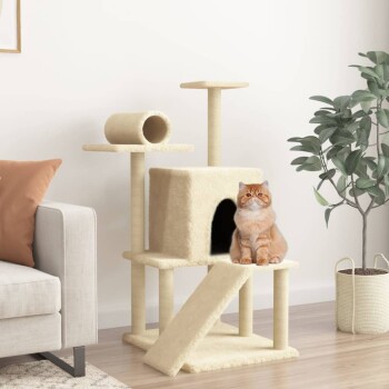 Eine flauschige orangefarbene Katze sitzt auf einem beigen Katzenbaum mit einem Haus, einem Kratzbaum und einer Rampe, neben einer Topfpflanze und einem Sofa.