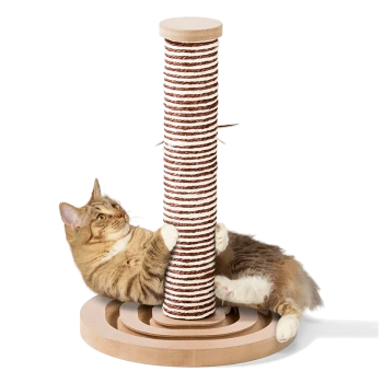 Eine verspielte getigerte Katze klammert sich an einen hohen Kratzbaum aus natürlichen Materialien, der mit einer Spirale aus braunem und weißem Seil versehen ist.