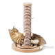 Eine verspielte getigerte Katze klammert sich an einen hohen Kratzbaum aus natürlichen Materialien, der mit einer Spirale aus braunem und weißem Seil versehen ist.