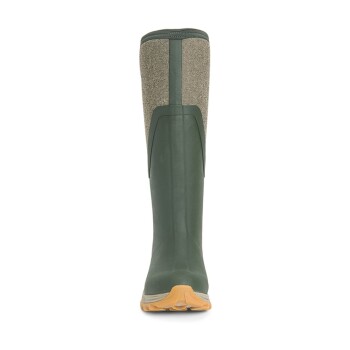 Grüner Gummistiefel mit einem strukturierten Stoffoberteil und einer gelben Sohle, von vorne auf einem weißen Hintergrund präsentiert.