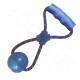 Blauw hondenspeelgoed met een rubberen bal bevestigd aan een kleurrijke gevlochten touw met een handvat voor een gemakkelijke grip.
