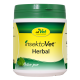 Ein weißer Behälter mit grünem Deckel, beschriftet mit "insektoVet Herbal" von cdVet, vor einem gelben Hintergrund mit einem grünen Blattgrafik.