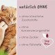 Eine Person streichelt eine entspannte orangefarbene Katze neben einem Text, der natürliche Zutaten und ein Herzsymbol mit der Aufschrift "100% Natur" auflistet.