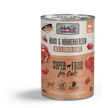 Dosenkatzenfutter mit der Aufschrift "MAC's Beef & Chicken Hearts," das eine getreidefreie Formel und einen hohen Fleischanteil aufweist, mit einem "Hergestellt in Deutschland"-Abzeichen.