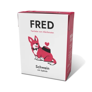 Kartonschachtel mit Haustierfutter, gekennzeichnet mit 'FRED', mit einem Cartoon-Hund im Smoking, und dem Text 'Schwein mit Spätzle' und 'Tierliebe vom Allerfeinsten.'