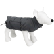 Ein schwarzer Puffer-Hundemantel, der auf einem weißen Mannequin-Hund präsentiert wird, mit einem Reißverschluss und einer Seitentasche.