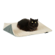 Eine flauschige schwarze Katze mit leuchtend gelben Augen ruht auf einem weichen, cremefarbenen Haustierbett mit einer grauen Ecke.