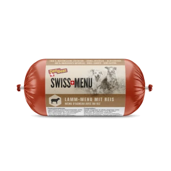 Emballage en forme de saucisse rouge de nourriture pour chien DeliBest Swiss Menu, étiqueté "Lamm-Menü mit Reis," avec deux chiens et des détails sur les ingrédients.
