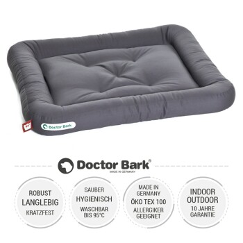 Graues Haustierbett von Doctor Bark, mit einem gepolsterten Design, mit Etiketten, die anzeigen, dass es bis zu 95°C waschbar ist, in Deutschland hergestellt und allergikerfreundlich.