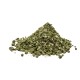 Ein Haufen grünes Kräuter-Haustierergänzungsmittel-Pulver mit Flocken und kleinen Partikeln, vor einem transparenten Hintergrund.