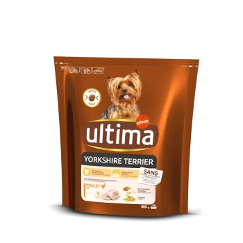 Emballage de nourriture pour chiens Yorkshire Terriers, étiqueté "Ultima", avec un design marron, comportant des images de poulet et de légumes.