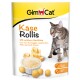 Die Verpackung von GimCat Käse Rollis zeigt eine verspielte getigerte Katze, Käse und Leckerlis, mit dem Text: "Mit echtem Hartkäse," "Kein Zucker," "Getreidefrei."