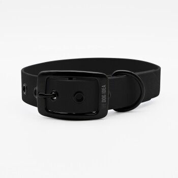 Schwarzes Hundehalsband mit einer rechteckigen Schnalle und verstellbaren Löchern, mit dem eingravierten Text 'THE DOG IDEA' an der Seite.