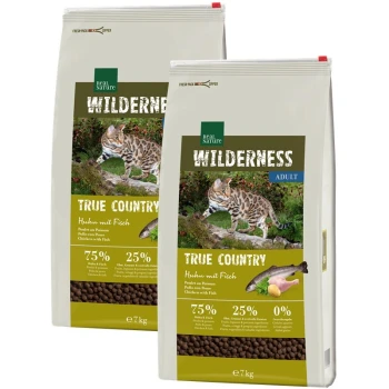 Zwei 7 kg Beutel Real Nature Wilderness Katzenfutter, "True Country," mit einer Katze und enthält 75% Fleisch und Fisch, 25% Obst und Gemüse.