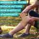 Eine Person wickelt einen beigen Verband um ihr Knie auf Gras, mit dem Text: "Bequem", "Einfach zu verwenden", "Hohe Elastizität", "Atmungsaktiv."
