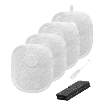 Vier weiße quadratische Aquarienfilterpads mit Laschen, eine kleine Reinigungsbürste und drei schwarze Schaumstoff-Filterblöcke.