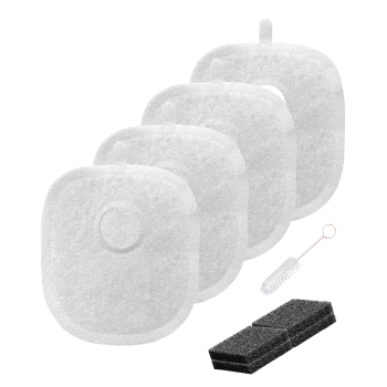 Vier weiße quadratische Aquarienfilterpads mit Laschen, eine kleine Reinigungsbürste und drei schwarze Schaumstoff-Filterblöcke.