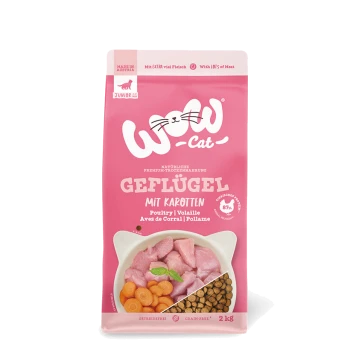 Sac rose de nourriture sèche pour chat WOW Cat avec volaille et carottes, avec un graphique de bol en forme de chat montrant de la viande et des croquettes. 2 kg.
