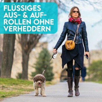 Eine Frau in einer Lederjacke führt einen kleinen Hund an der Leine auf einem Weg, mit einem blauen Textfeld, das besagt: "FLÜSSIGES AUS- & AUF-ROLLEN OHNE VERHEDDERN."