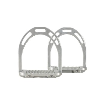 Silberne Aluminium-Steigbügel mit einer strukturierten Fußfläche, entworfen für den Reitsport, vor einem weißen Hintergrund präsentiert.