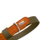 Nahaufnahme eines orangefarbenen Lederhalsbands mit silbernem D-Ring und HUNTER-Metallplakette, olivbrauner Riemen.