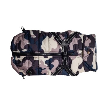 Eine camouflage-musterte Hundejacke mit verstellbaren Riemen und einem Reißverschluss, mit einem Logo-Patch an der Seite.